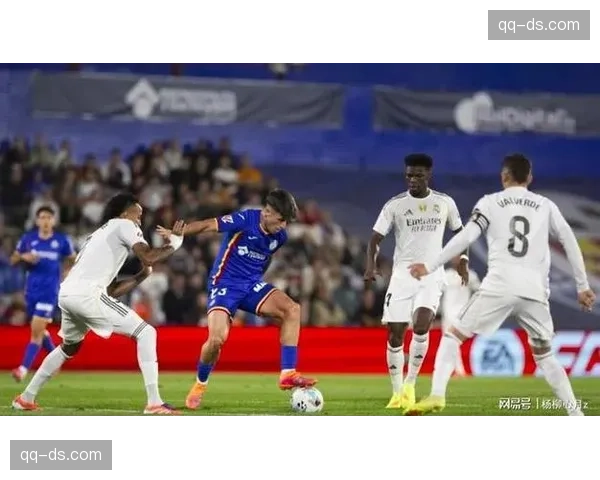 皇马边后卫前插与回防责任模糊，边路反复被攻击